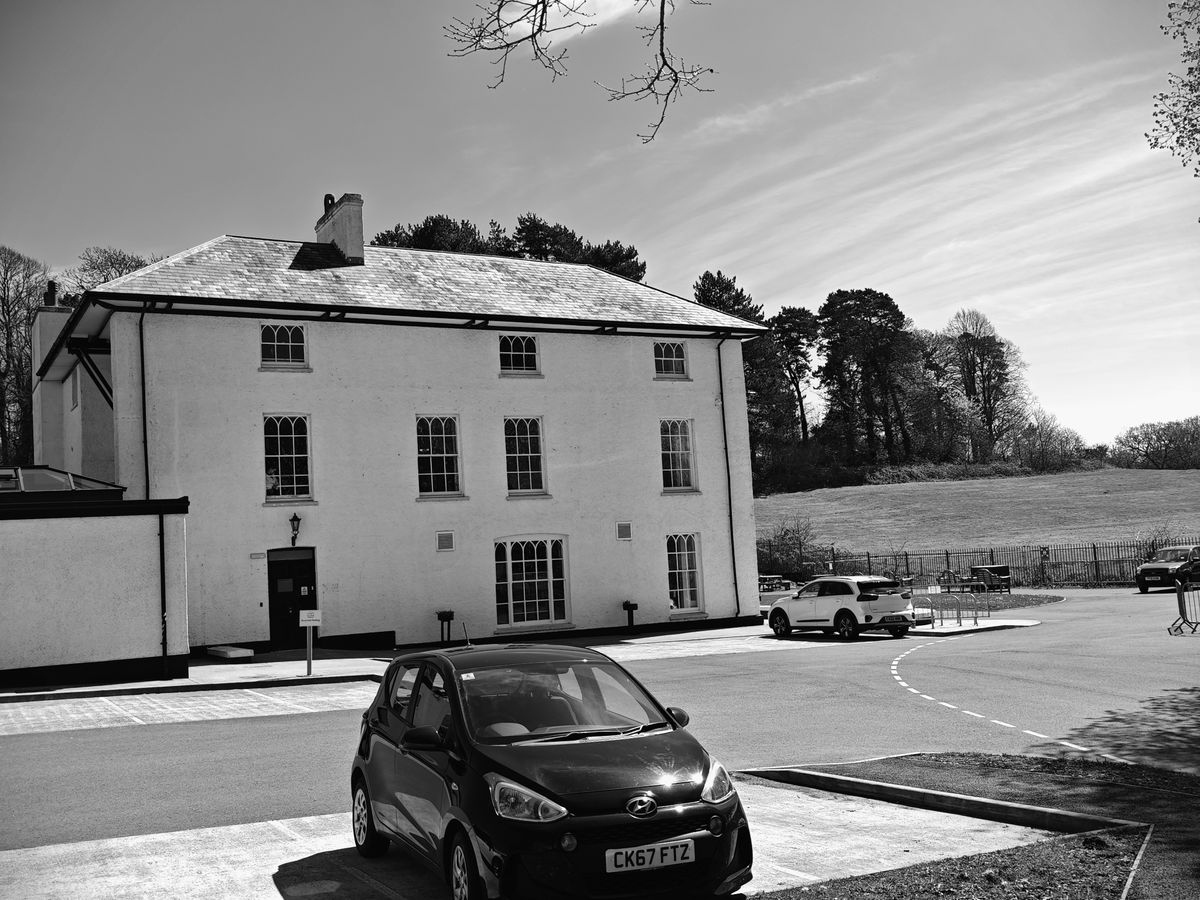 A black-and-white picture of a white house taken with a Xiaomi 13 Pro