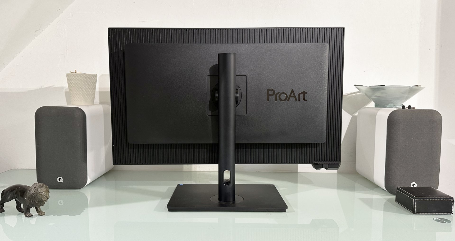 Monitor Asus ProArt PA32KCX 8K sobre un escritorio blanco en una oficina en casa durante nuestro proceso de revisión
