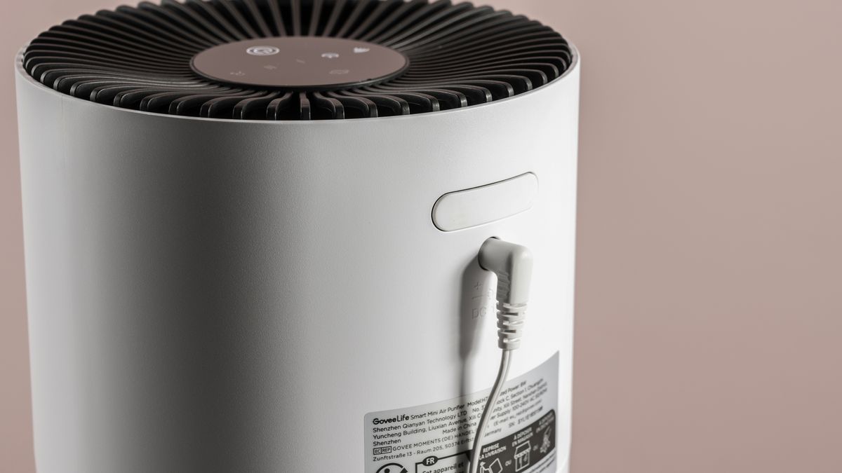 A close-up of the power cable and the closed fragrance pad tray.