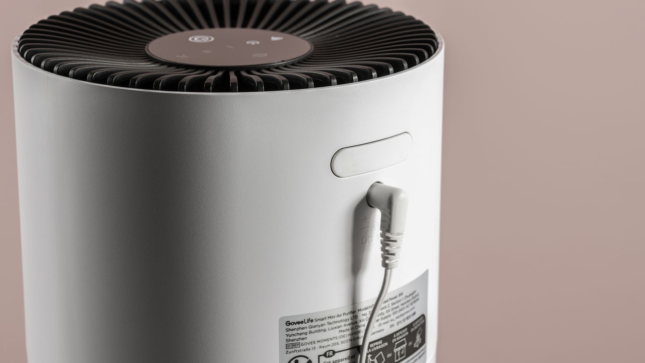 A close-up of the power cable and the closed fragrance pad tray.