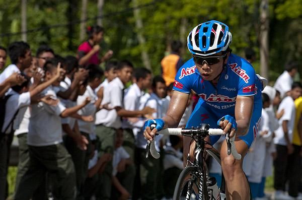 Taiji Nishitani (Aisan Racing Team) tries to sneak away from the peloton early into the seventh stage.