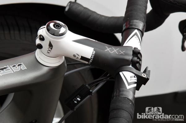 A carbon stem and aluminum handlebar for RadioShack-Nissan-Trek veteran Jens Voigt.