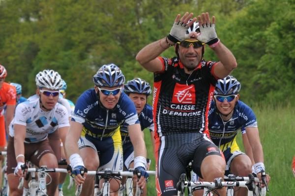 Jose Vincente Garcia Acosta (Caisse d'Epargne) has some fun with the photographers