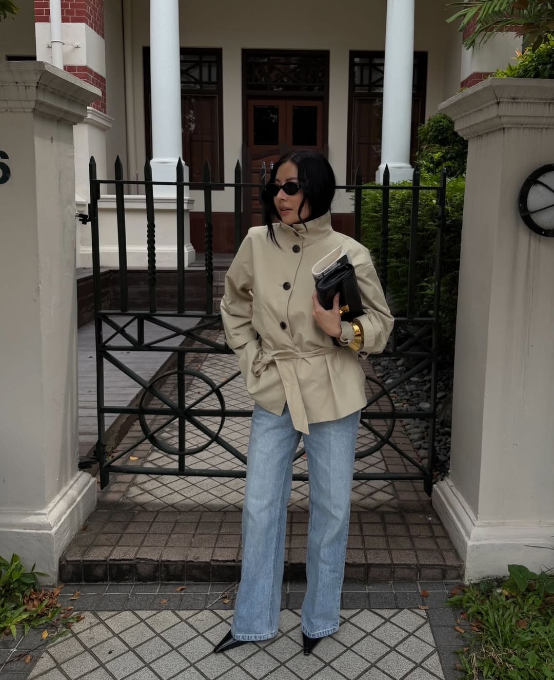 @savinachow wears light wash jeans cropped trench coat