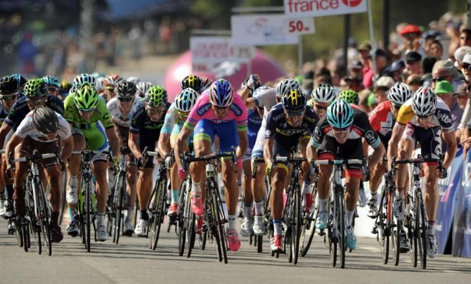 The GP Ouest France-Plouay peloton sprints to the finish line