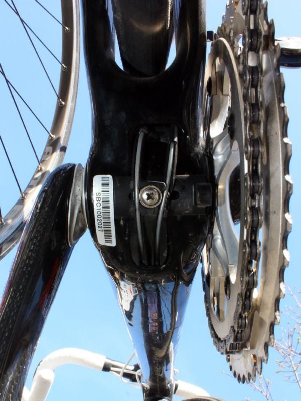 Cables are mostly run internally but are exposed down by the bottom bracket guide for easier servicing and maintenance.