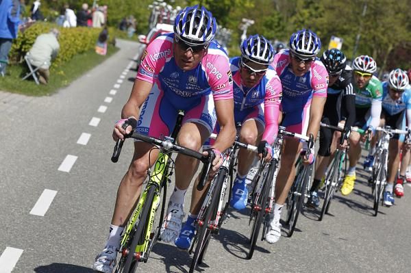 Alessandro Petacchi, victim of a flat tire, tries to get back to the front.