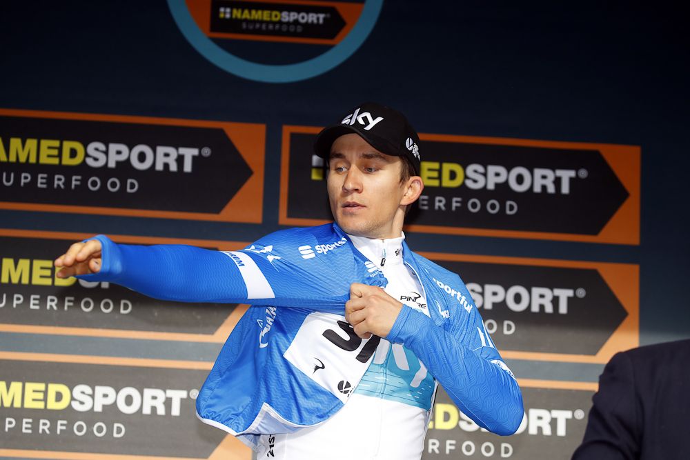 Michal Kwiatkowski puts on the final leader's jersey at Tirreno-Adriatico