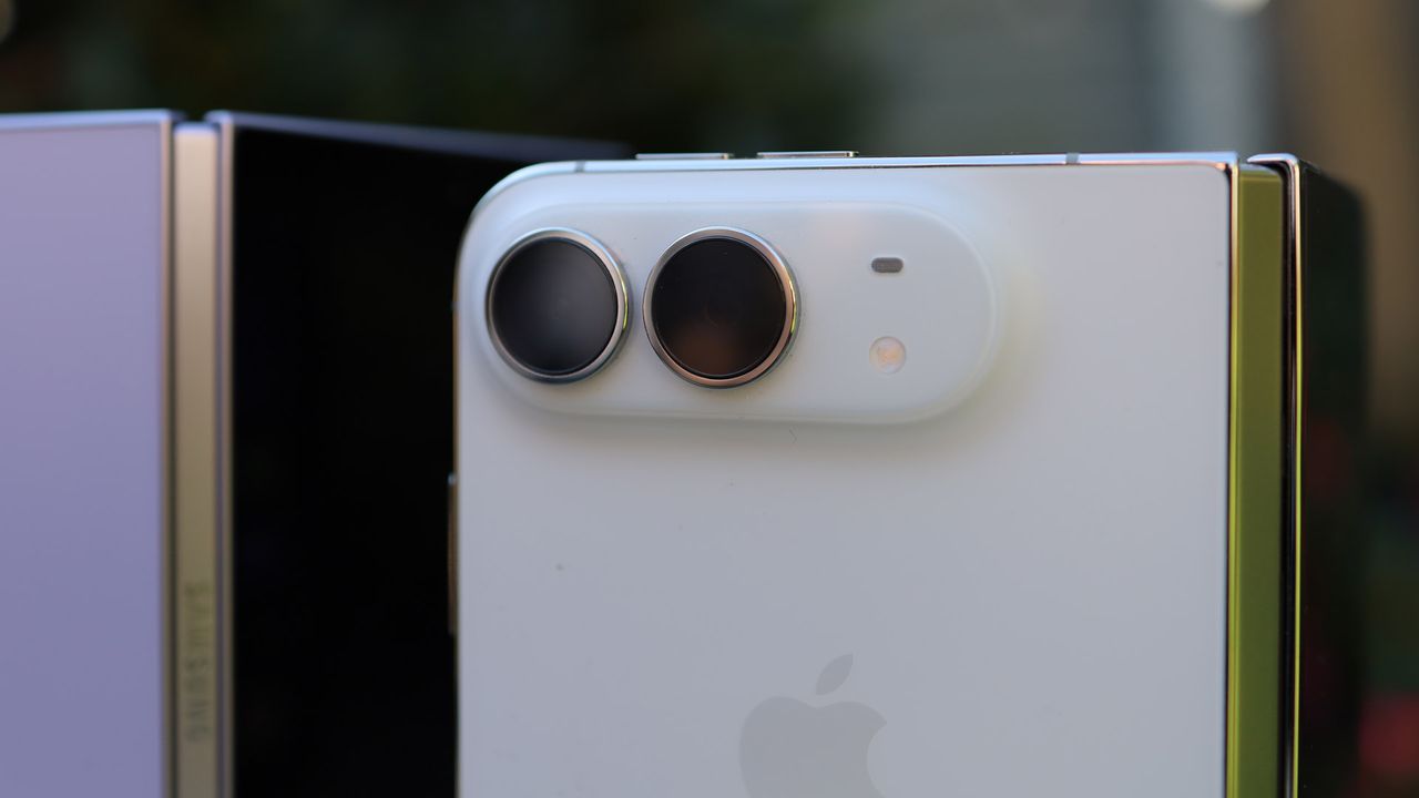 iPhone Duo vs Samsung Galaxy Z Fold 8