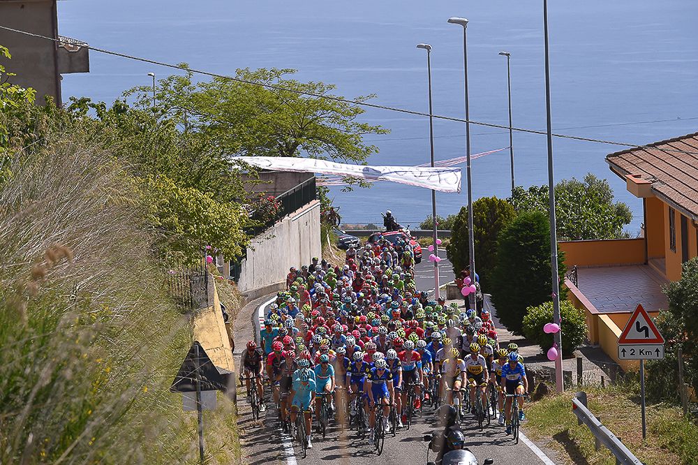 The peloton rides along the coast during the Giro's fourth stage.
