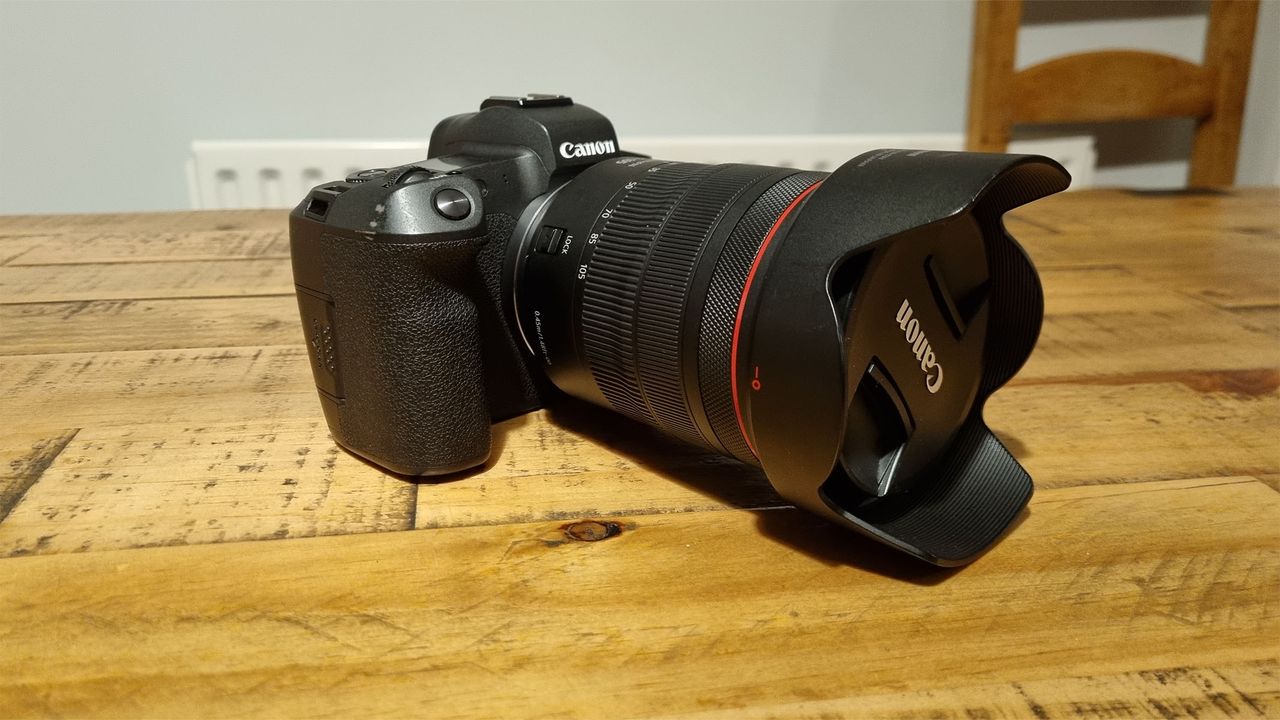Side view of the camera with a lens on a wooden table