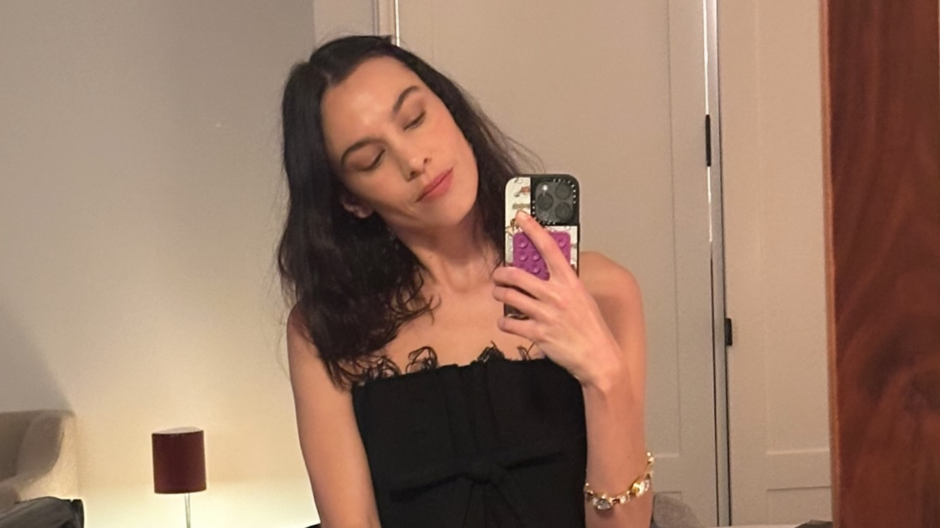 An image of Alexa Chung wearing an LBD with white heels. 