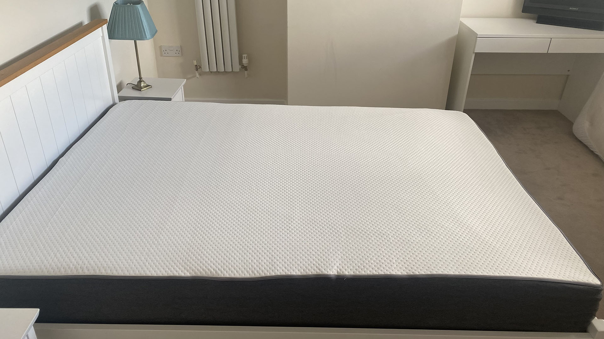 Otty Original Hybrid mattress in a bedroom