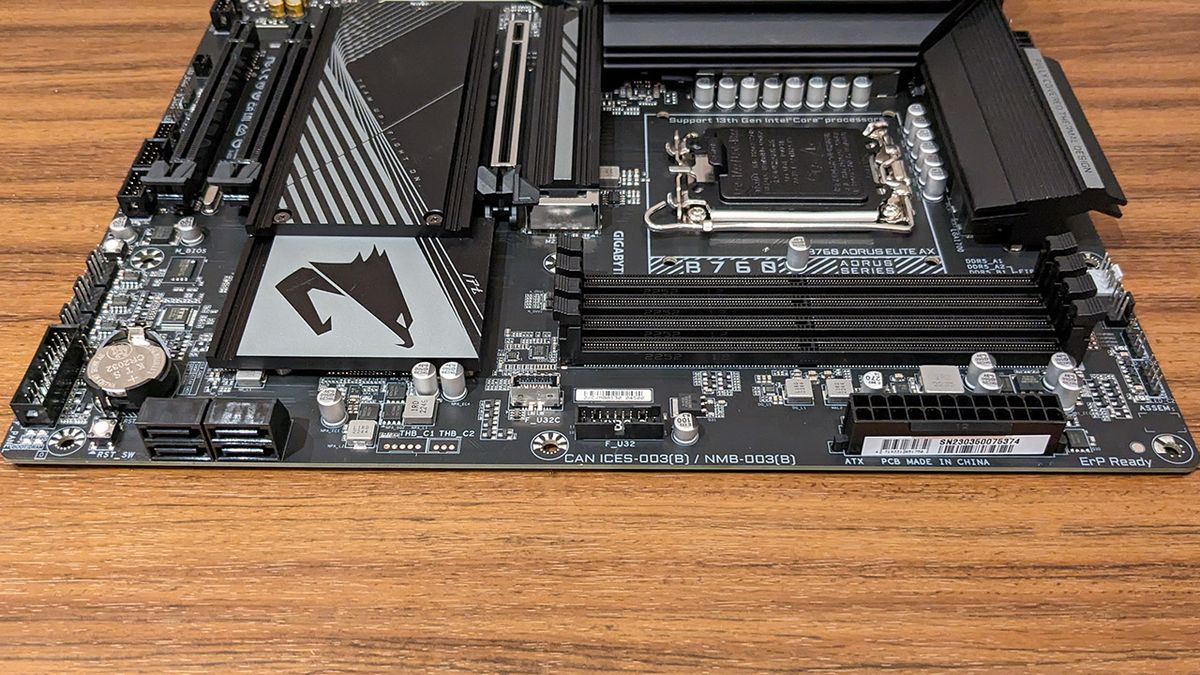 Gigabyte B760 Aorus Elite AX side area