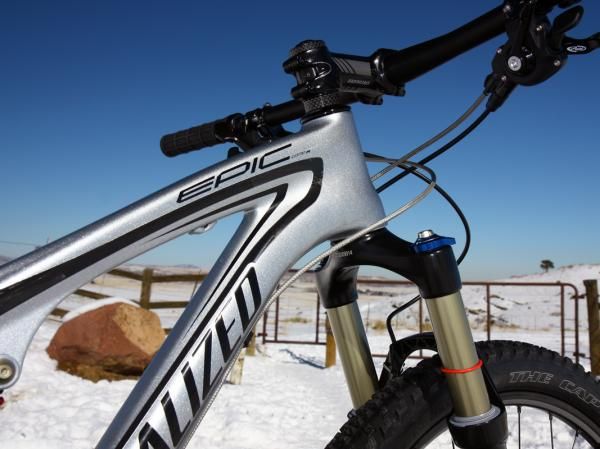The stout front end features a tapered 1 1/8"-to-1 1/2" steerer.