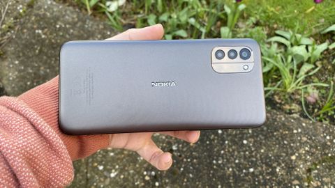 En Nokia G11 sett fra baksiden, liggende i en hånd.