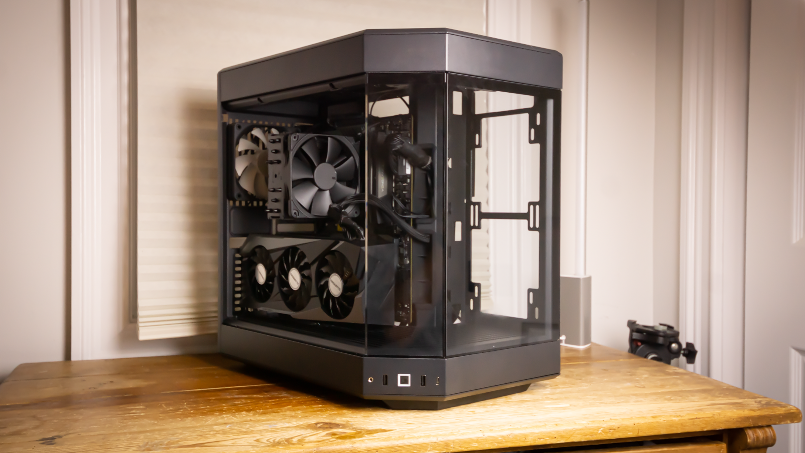 HYTE Y40 test - glass case with special GPU mounting