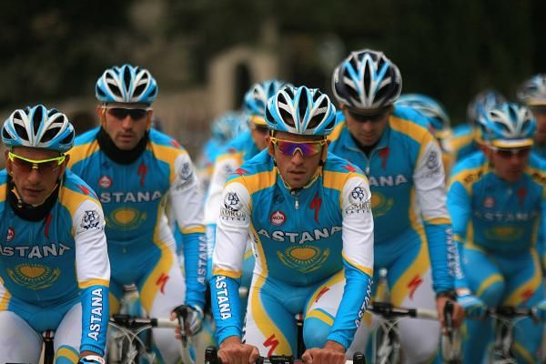 Contador is the centre of attention at the Astana training camp
