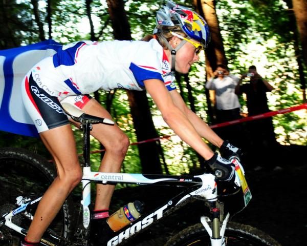 Elisabeth Osl (Central Ghost) on a steep descent