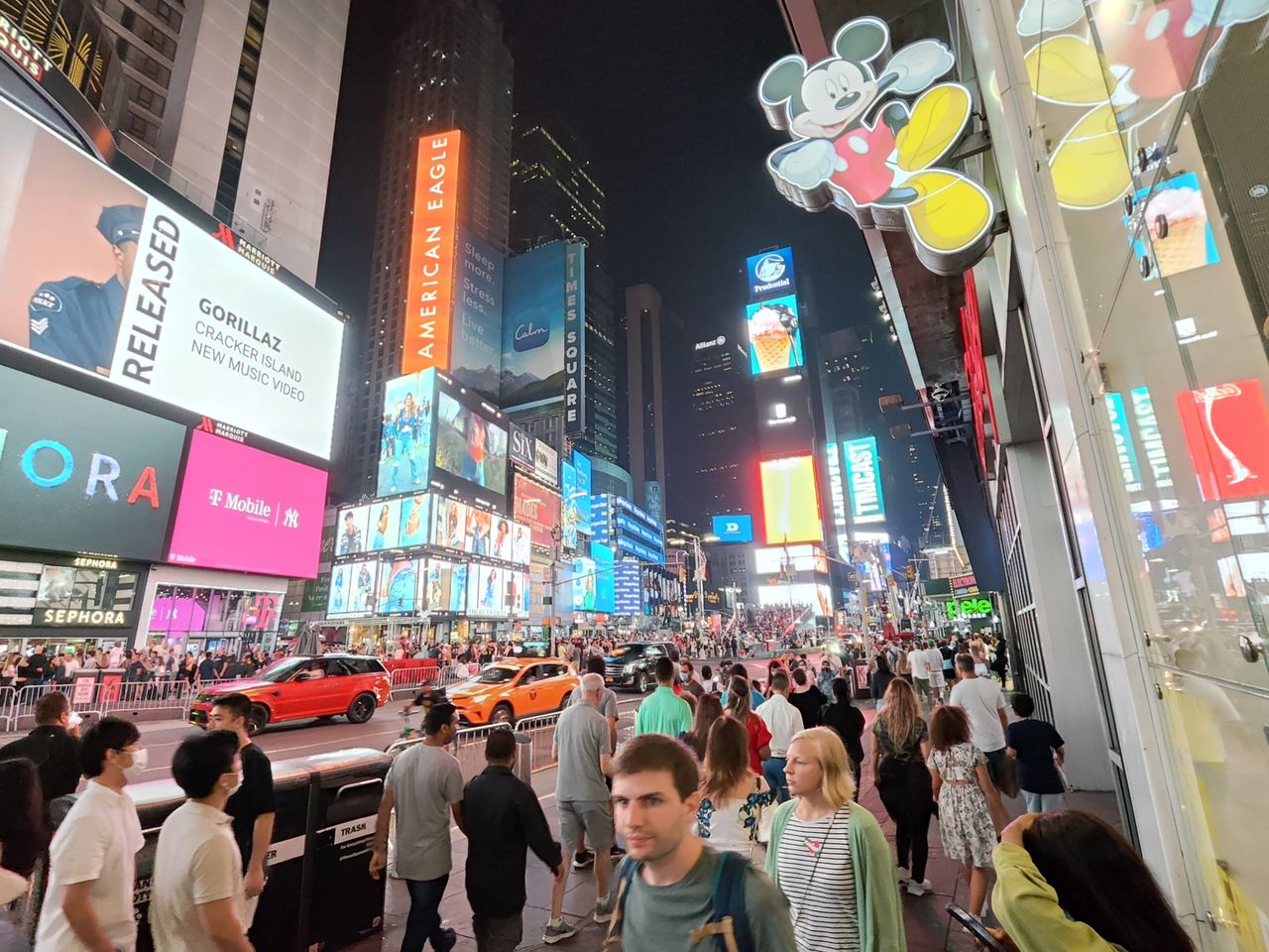 Night mode camera samples from the OnePlus 10T