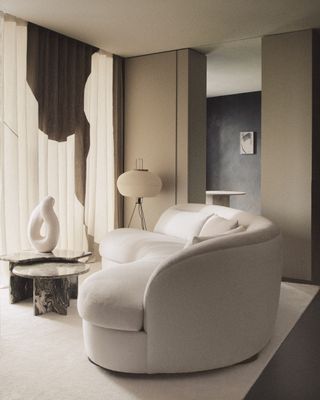 A neutral room made up of white and layers of brown