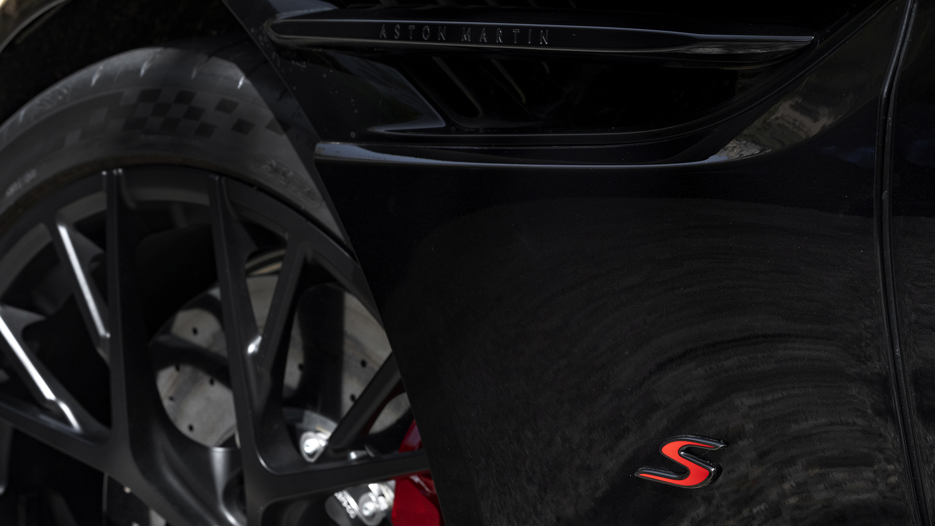 Aston Martin DB12 S in Onyx Black
