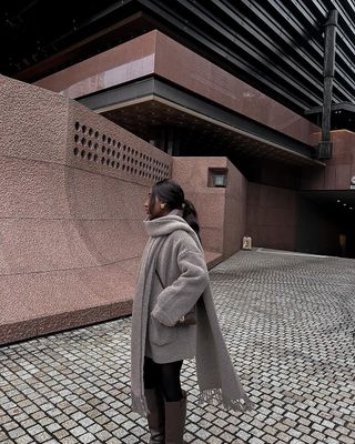 @aidabadji_ wearing a grey Zara coat and scarf over leggings