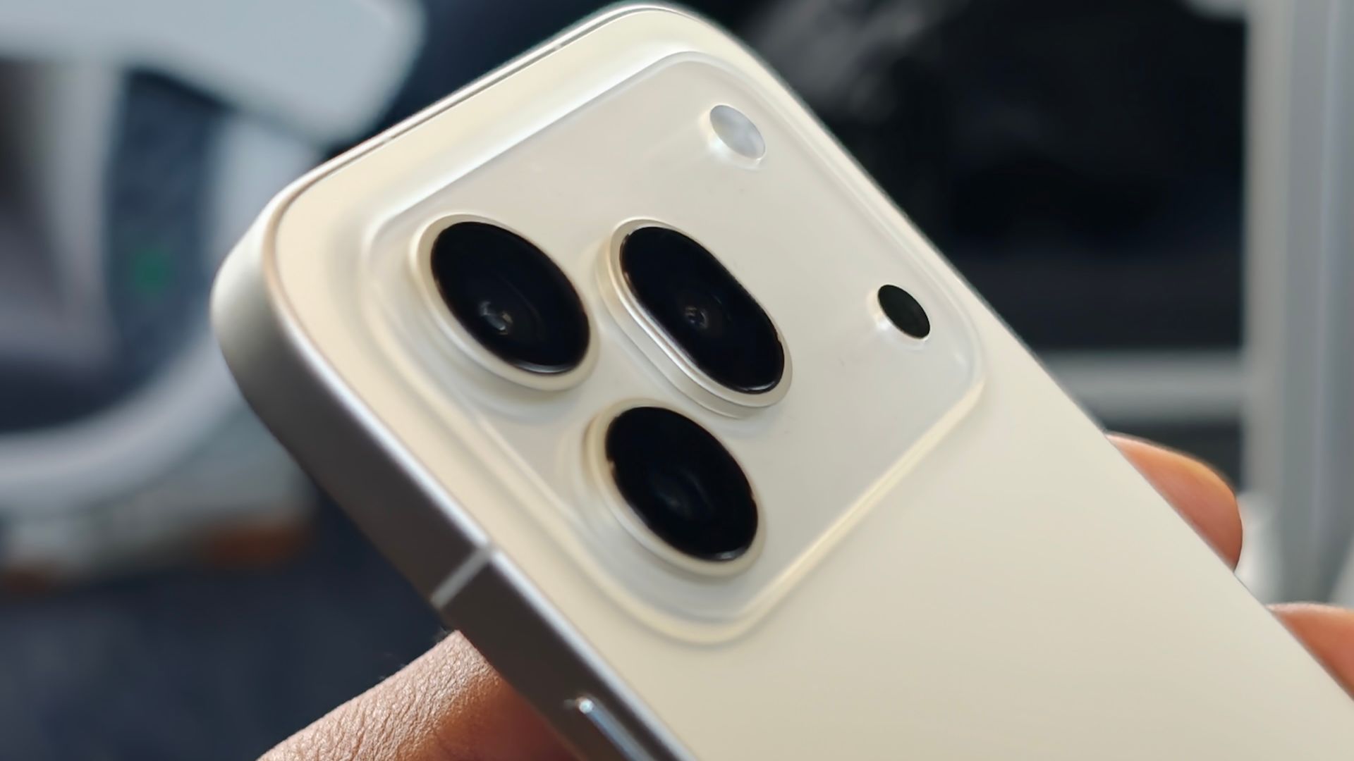 Honor 600 Pro in black, white and orange