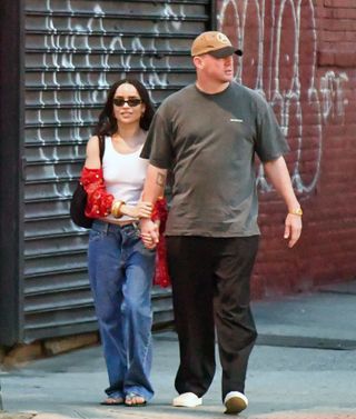 Foto von Zoë Kravitz in einem weißen Tanktop, einem roten Hemd, tief sitzenden Jeans und blauen The Row-Flip-Flops, Händchen haltend mit Channing Tatum.