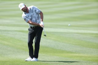 Marc Leishman playing a chip shot into a green