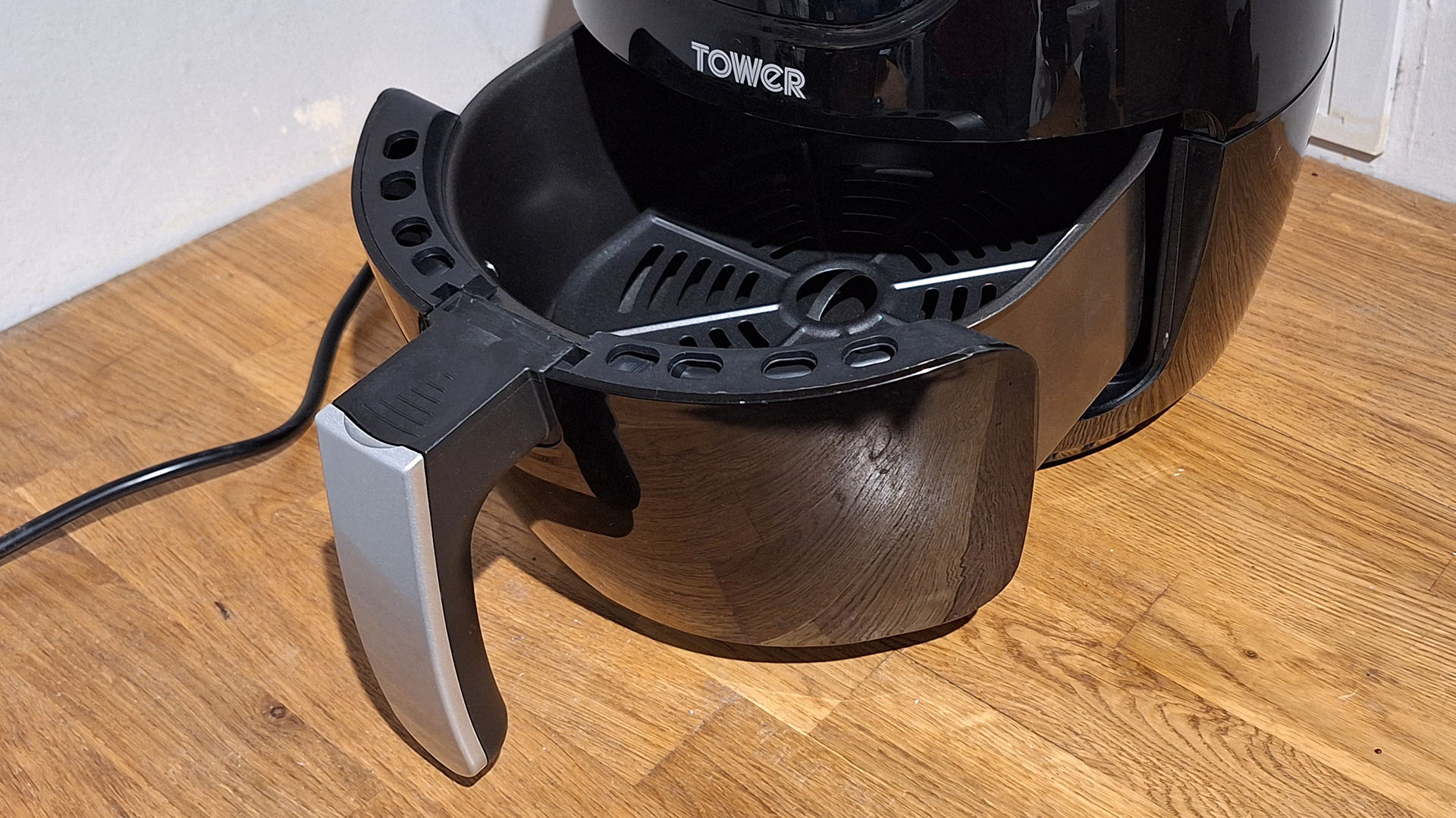 Tower Vortx 4L air fryer with basket pulled out