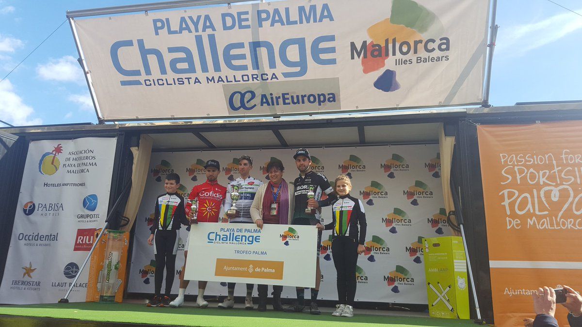 K&eacute;vin Ledanois takes the place of Dan McLay on the podium between Nacer Bouhanni and Matteo Pelucchi