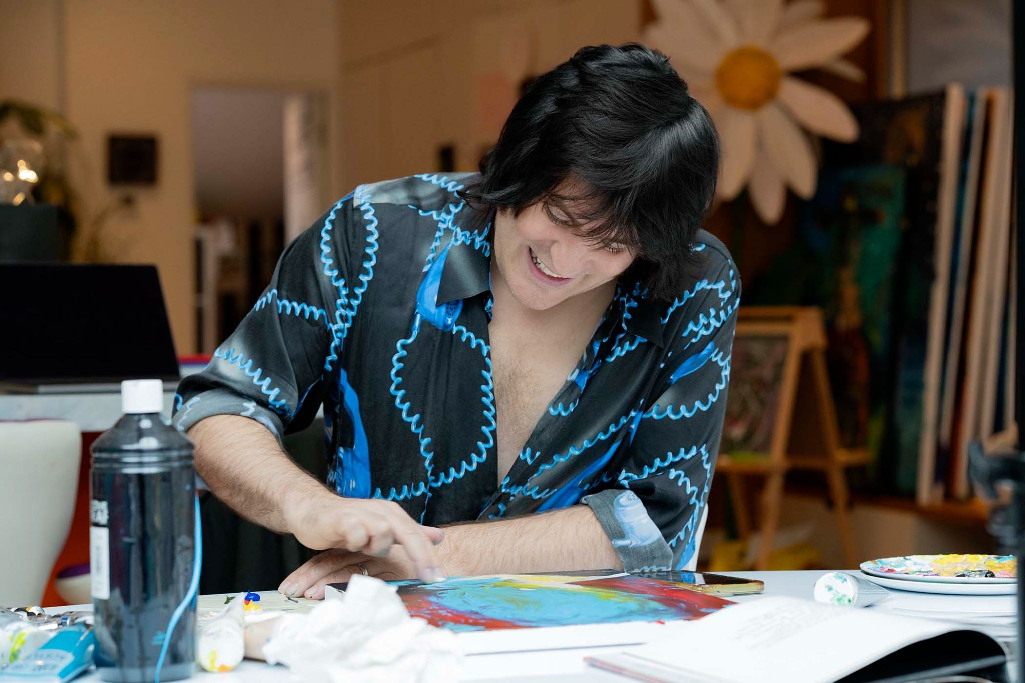Noel Fielding creating his Syd Barrett Painting