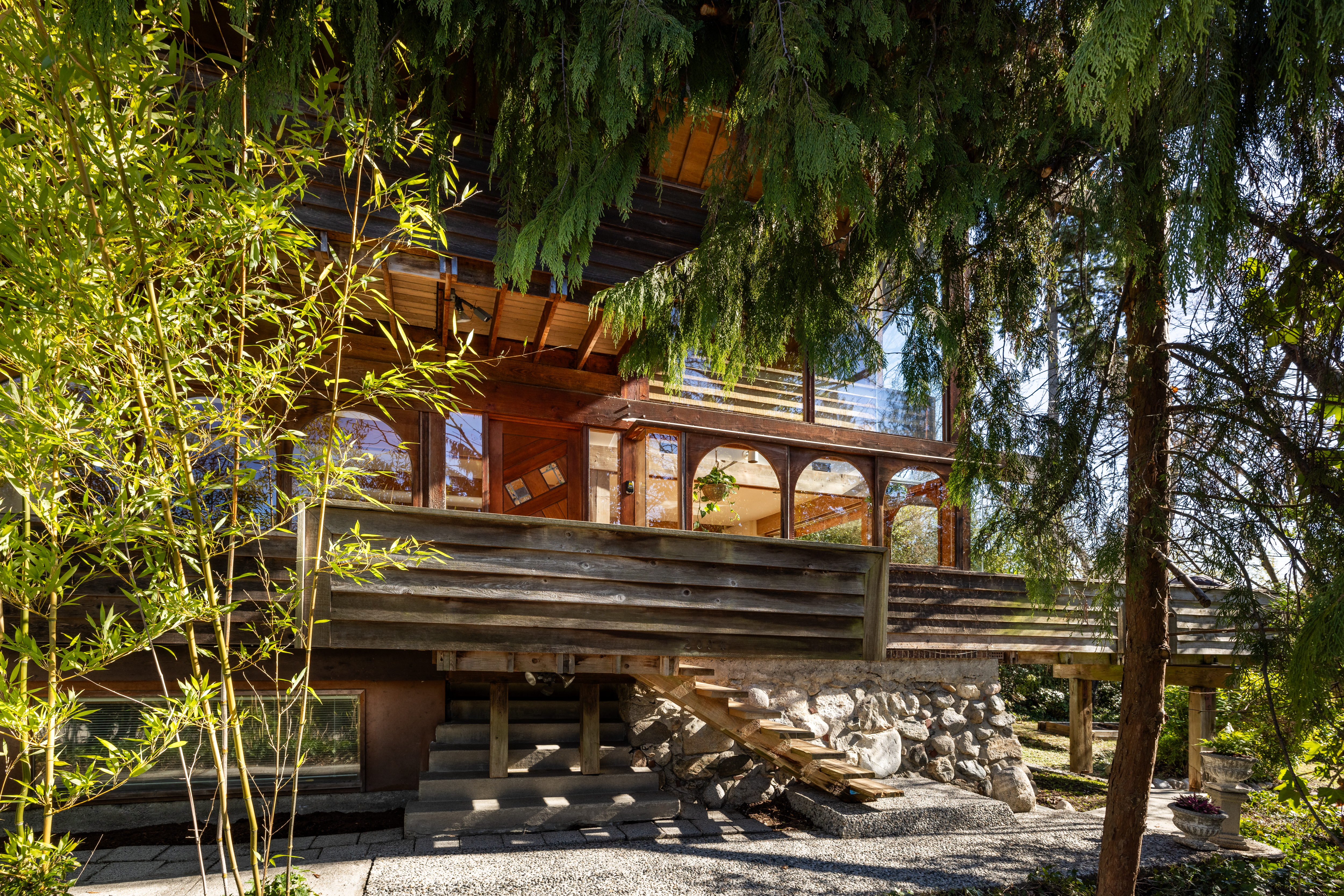 Tour Arthur M&amp;uuml;dry house for sale in West Vancouver