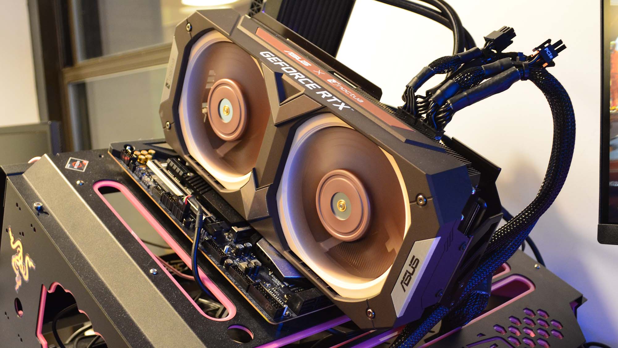 Uma Asus GeForce RTX 3080 Noctua em uma bancada de testes