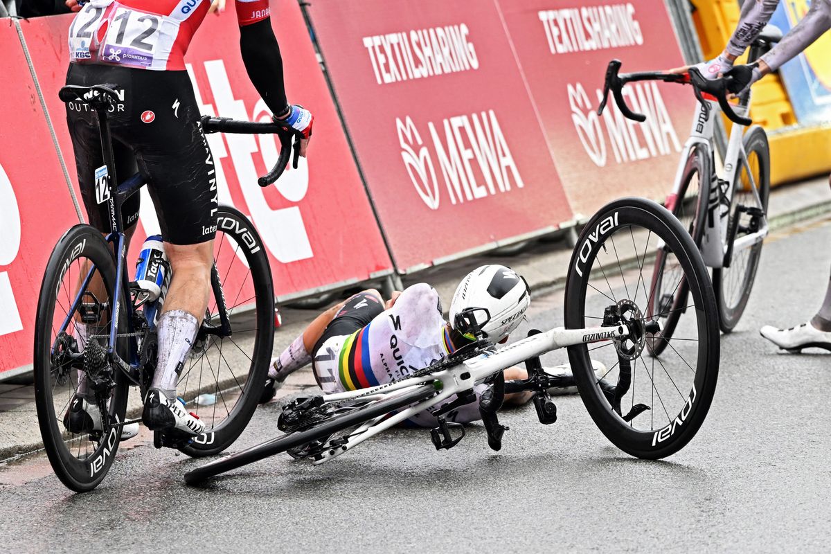 De Brabantse Pijl - La Fleche Brabanconne 2022 - 62nd Edition - Leuven - Overijse 205,1 km - 13/04/2022 - Crash - Team Car - Julian Alaphilippe (FRA - Quick-Step Alpha Vinyl Team) - photo Vincent Kalut/PN/SprintCyclingAgency&Acirc;&copy;2022