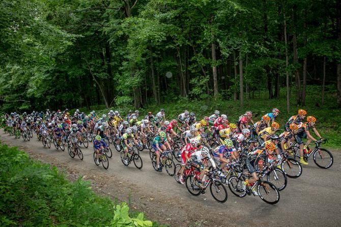 The men&rsquo;s field on one of today&rsquo;s climbs