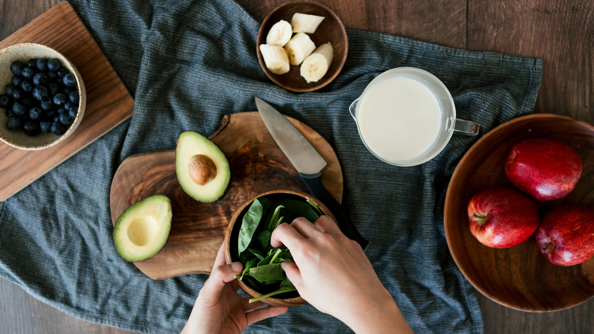 ¿Las bicicletas estáticas queman grasa abdominal?  la imagen muestra comida saludable