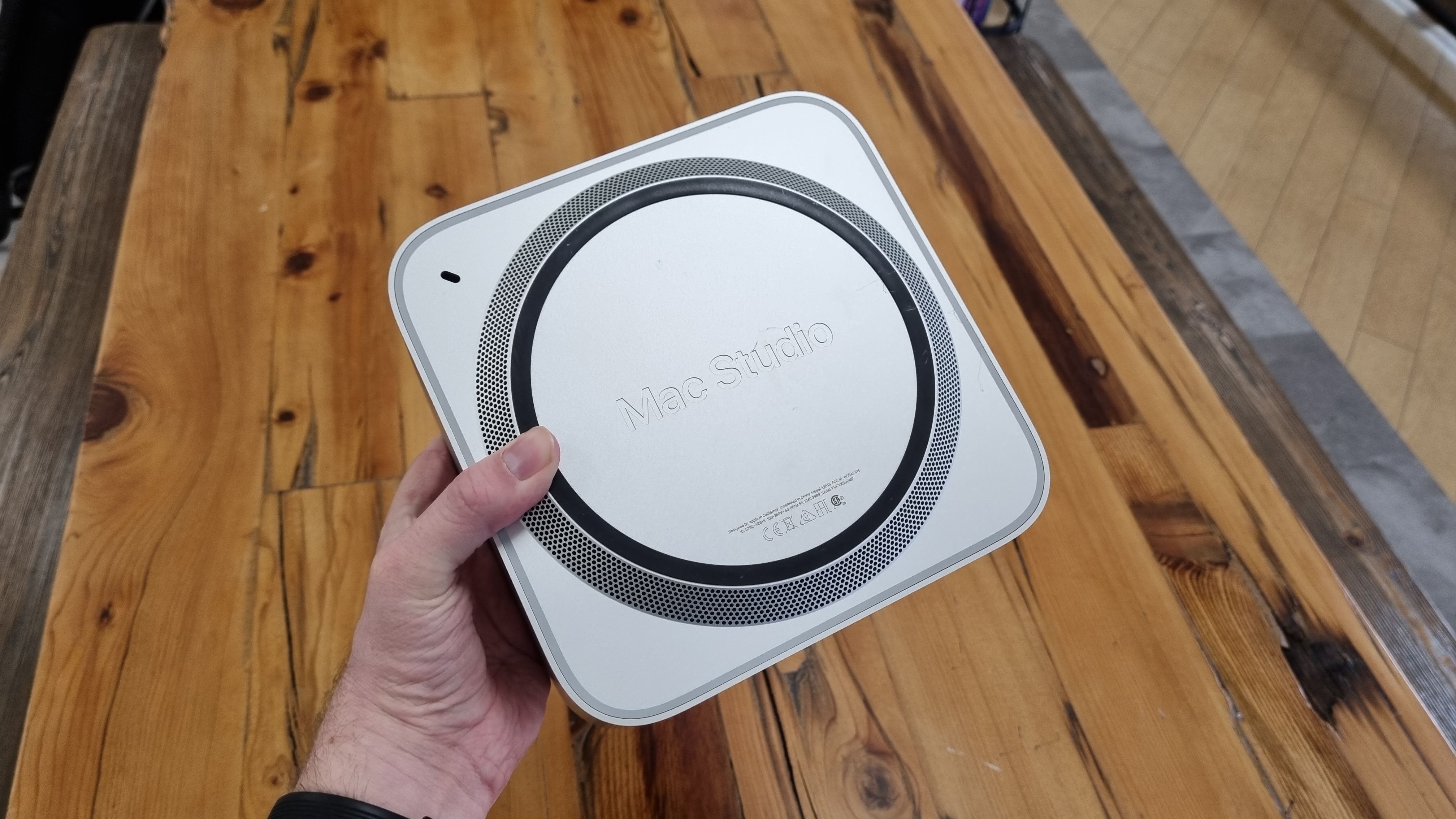 Mac Studio puisella pöydällä