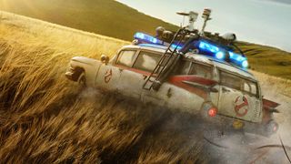Promobilde fra Ghostbusters: Afterlife fra Sony Pictures, Ecto-1 i en åker
