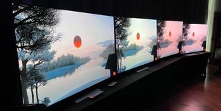 LG G3 OLED naast andere tv's in een donkere ruimte