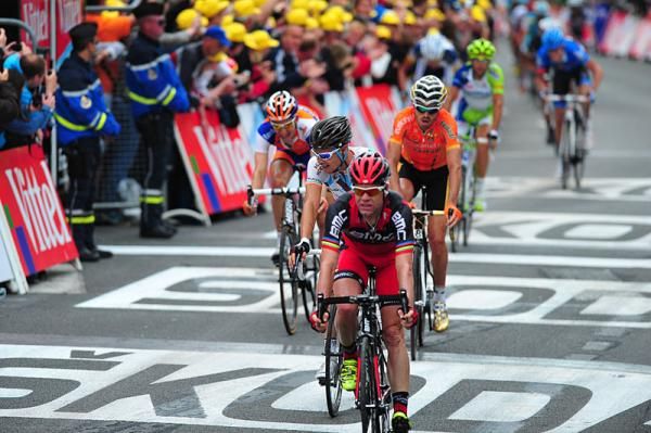 Cadel Evans (BMC) rolls in