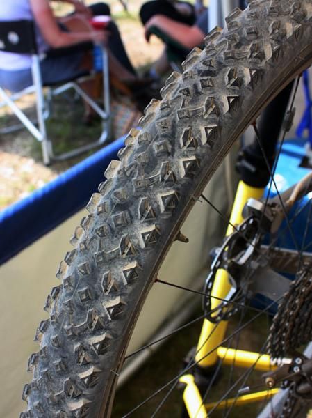 Michelin's as-yet-unnamed tyre bridges the gap between its current Race'R and Grip'R treads with low-profile centre knobs linked to aggressive shoulder blocks and a relatively open spacing to handle loose conditions.