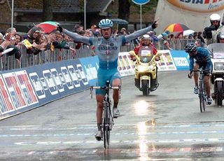 Stefan Schumacher (Gerolsteiner) wins the stage ahead of Rubiera