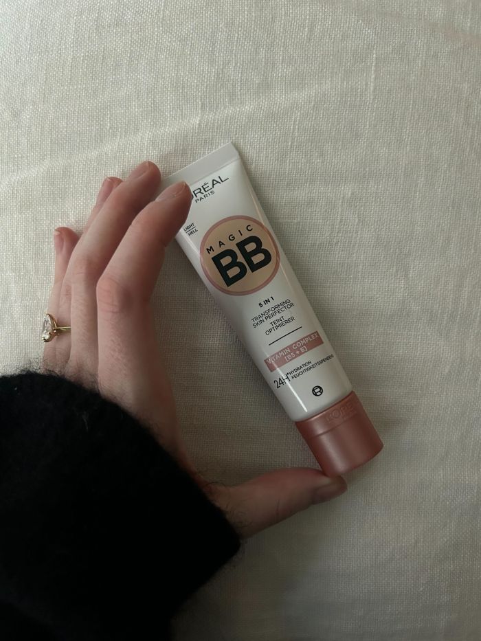 Junior beauty editor Grace Lindsay holding the L'Oreal Paris C'est Magic BB Cream