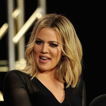 Hair, Face, Blond, Hairstyle, Beauty, Chin, Long hair, Sitting, Layered hair, Photography, 