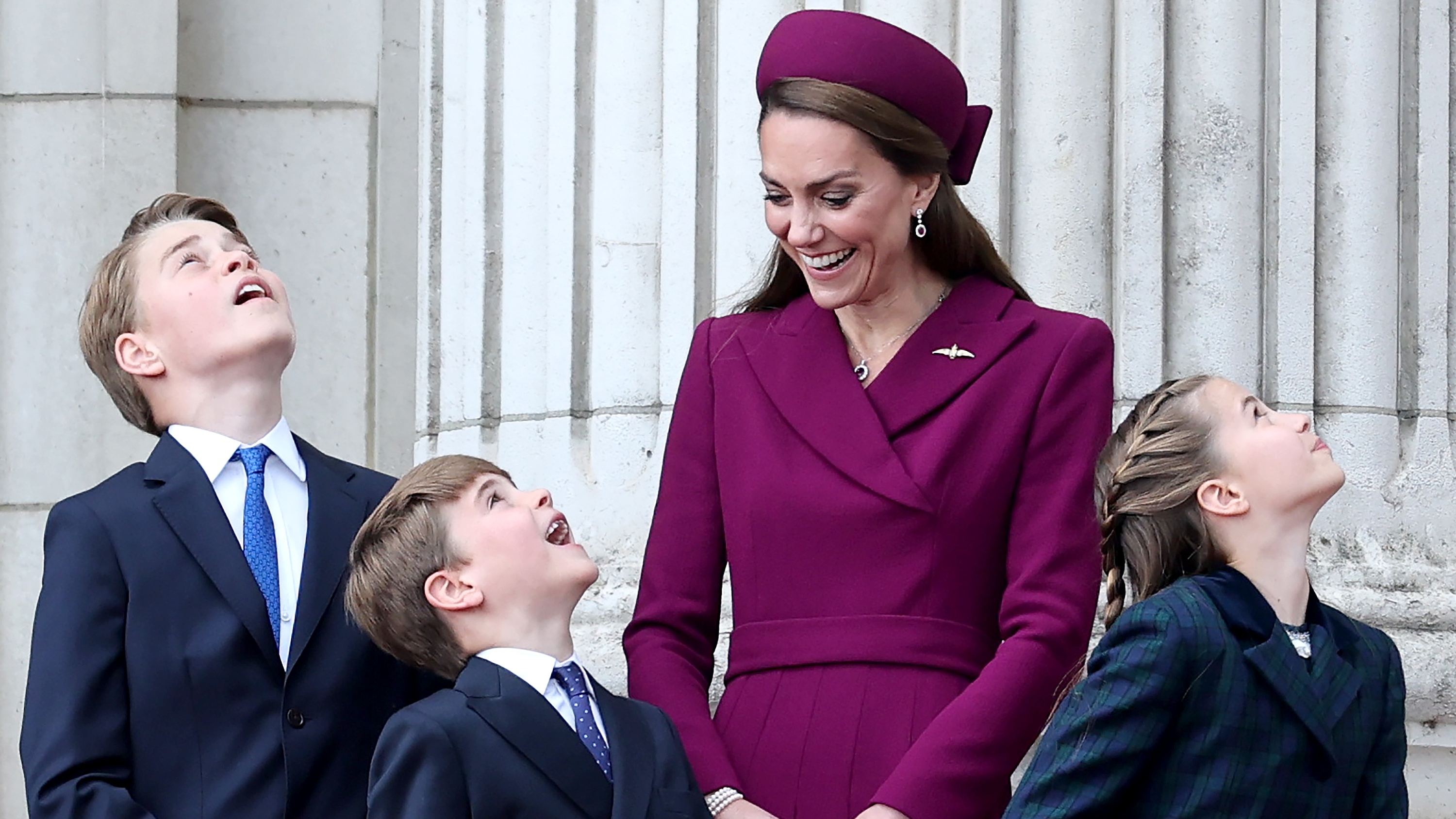 Princ George, princ Louis a princezna Charlotte pohledu na oblohu, sledovanou princeznou z Walesu, když vidí na balkóně Buckinghamského paláce na balkóně Buckinghamského paláce