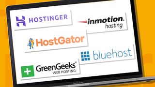 MacBookin näytöllä näkyy useita eri webhotelleja, kuten Bluehost, Hostinger, Hostgator, InMotion Hosting ja GreenGeeks