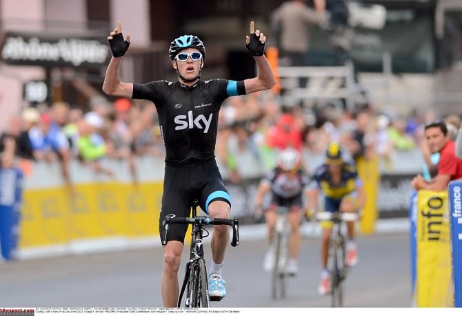 Chris Froome practices his victory salute in the 2013 Dauphin&eacute;