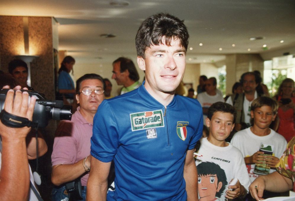 Bugno is hounded for autographs